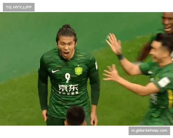 北京国安张玉宁抢断门将失误吊射破门 展现前锋敏锐嗅觉与把握机会能力